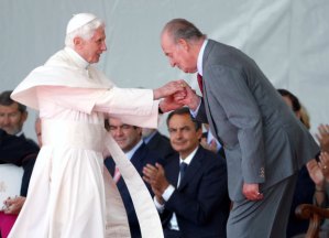 Spain's King Juan Carlos kisses the ring of Pope Benedict XVI at Madrid's Barajas airport